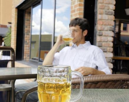 6. Uống rượu: Đàn ông không nên vượt quá 3-4 ly rượu mỗi ngày và phụ nữ chỉ nên uống 2-3 ly. Tiêu thụ rượu quá mức có thể dẫn đến tổn thương gan, đau tim, mất khả năng sinh sản, gây ra các bệnh ung thư và huyết áp cao. Vì vậy cố gắng kiểm soát tốt lượng rượu bạn đưa vào cơ thể để đảm bảo cuộc sống tốt hơn.