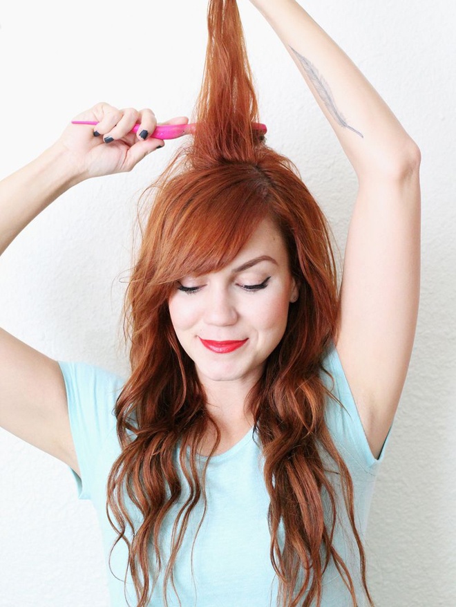 Bước 1. Dùng lược răng dày đánh rối phần tóc trên đỉnh đầu để tạo độ phồng giúp tóc trông dày và đầy đặn hơn.