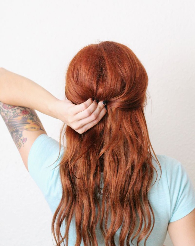 Bước 2. Gom phần tóc 2 bên mang tai vào giữa, gộp cùng phần tóc trên đỉnh và cố định bằng kẹp tăm.