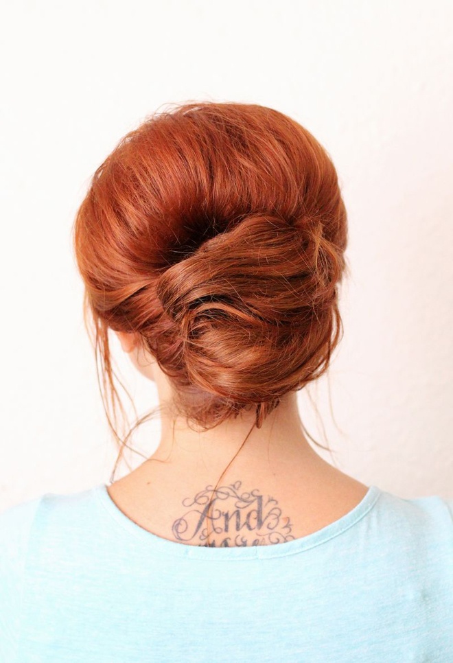 Bước 5. Giấu phần đuôi tóc vào trong búi và dùng kẹp tăm gài sát phần đuôi vào chân tóc. Phun thêm 1 lớp keo xịt tóc để giữ nếp. Thế là bạn đã có ngay 1 kiểu tóc búi thật xinh xắn để tha hồ khoe khéo bờ vai và phần cổ thon thả, trắng ngần.