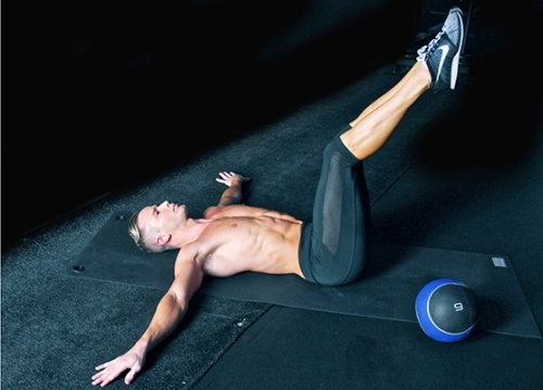 Bài tập 1: Nằm ngửa và mở rộng cánh tay của bạn, nhấc chân theo hướng thẳng lên trần nhà với một độ cong thoải mái. Giữ hai chân ép lại với nhau, hạ thấp hai nhịp về bên phải (đồng thời hít vào), sau đó lại nâng chân trở lại vị trí ban đầu.