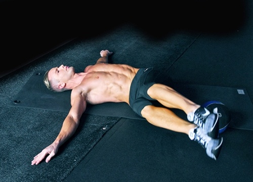 Thở ra khi bạn quay lại vị trí ban đầu, chủ động ép rốn xuống. Hạ thấp hai chân sang bên trái hai nhịp và lặp lại. Lưu ý giữ cơ thể nằm yên trên sàn khi vặn chân. Lặp lại động tác này 15-20 lần cho mỗi bên.