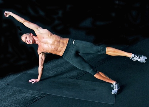 Bài tập 3: Giống với bài tập thứ 2, chống một tay xuống sàn, chân duỗi thẳng. Duỗi cánh tay còn lại theo một góc 90 độ so với cánh tay kia trong khi nâng một chân lên cao. 