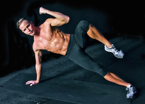 Sau đó, kéo đầu gối và khuỷu tay gần sát vào nhau nhưng vẫn giữ cơ thể trên một đường thẳng đồng thời thở sâu. Mở rộng tay và chân như ban đầu, rồi thực hiện tương tự với tay bên kia. Lặp lại động tác này 15-20 lần cho mỗi bên.