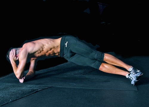 Vặn người và thả khuỷu tay phía trên xuống tới khi chạm vào bàn tay phía dưới và thở ra. Sau đó bạn trở lại vị trí ban đầu, lặp lại 15-20 lần cho mỗi bên.