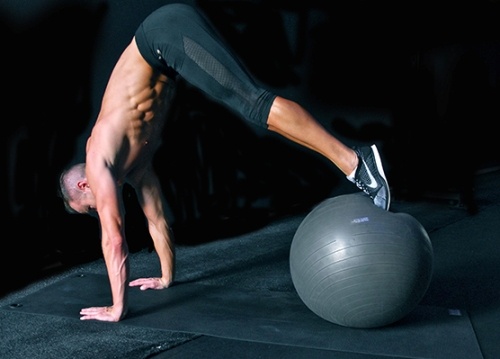 Giữ chân thẳng, nâng hông lên cao (đồng thời thở ra), tới vị trí cao nhất có thể, ngừng lại và giữ khoảng 2-3 giây, sau đó trở lại vị trí ban đầu. Lặp lại động tác 15-20 lần. 