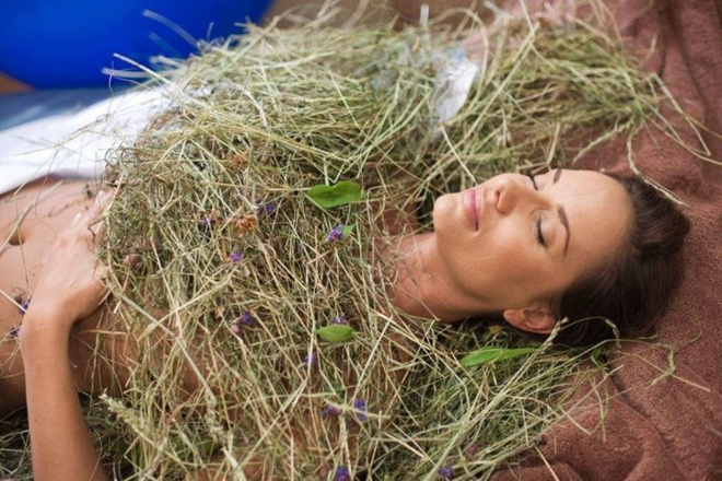 Cỏ sẽ được cắt vào giữa tháng 7 và tháng 8, sau đó sấy khô và được quấn vào người khách hàng như một kiểu spa đặc biệt. Theo các chuyên gia ở khách sạn thì cách làm này sẽ giúp các lỗ chân lông nở to, hỗ trợ cơ thể thải loại chất độc tốt hơn, từ đó làm đẹp da, giúp giảm đau cơ và khớp.