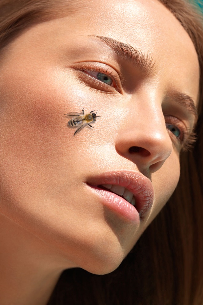 5. Đắp mặt nạ nọc độc ong chúa. Đây là phương pháp làm đẹp kỳ lạ và rất đắt tiền nhưng lại được nhiều mỹ nhân nổi tiếng thế giới như Victoria Beckham, Kate Middleton… yêu chuộng. Một hỗn hợp gồm nọc độc ong với mật và hoa oải hương được trộn đều dùng để đắp mặt nạ. Nọc độc ong khi tiếp xúc với da mặt sẽ gây cảm giác đau đớn như ong chích, làm cơ thể phóng thích các hóa chất được cho có tác dụng loại bỏ nếp nhăn. 