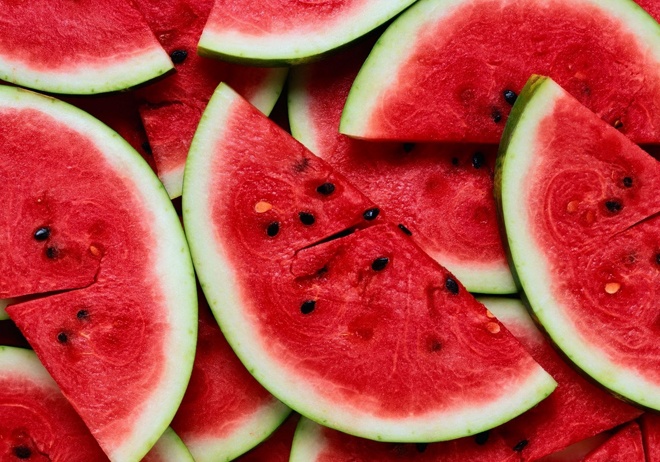 Là một trong những loại “siêu thực phẩm” dành cho phái đẹp vùng nhiệt đới, dưa hấu ngoài công dụng dễ chế biến thành các món ăn, thức uống đa dạng, thơm ngon còn có khả năng dưỡng và bảo vệ da hiệu quả dưới tác động của ánh nắng mặt trời.