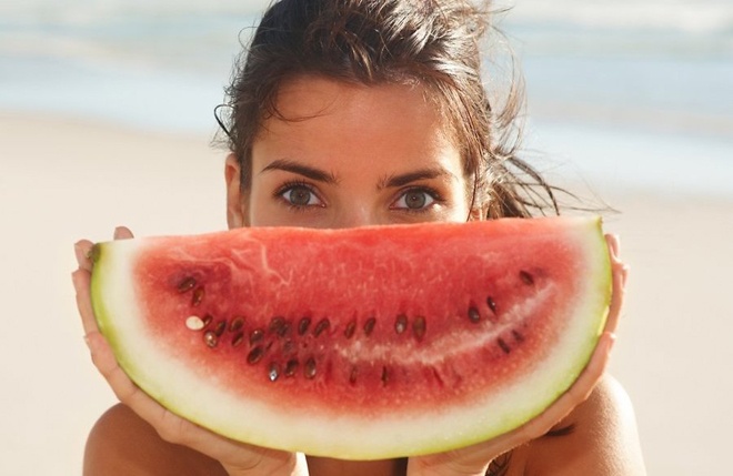 Chứa đến 93% hàm lượng nước, kết hợp lượng vitamin A, B6 và vitamin C dồi dào, nên bên cạnh công dụng giữ nước và dưỡng ẩm cho làn da luôn mềm mại, sáng mịn, dưa hấu cũng đóng góp đáng kể trong việc khôi phục các hư tổn trên da, bao gồm ngăn chặn quá trình lão hóa, làm dịu vết cháy nắng, trị mụn, khắc phục tình trạng da bị khô sần, sạm màu… Vì vậy bạn hãy nhanh tay chế biến những loại mặt nạ chăm sóc da hiệu quả cho mình từ loại quả ngon và rất dễ tìm theo 5 gợi ý sau đây.