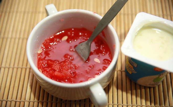2. Giúp da tươi sáng, mềm mại hơn. Trộn 1 muỗng cà phê nước ép dưa hấu với 1 muỗng cà phê sữa chua, thoa đều lên mặt và cổ khoảng 10 phút rồi rửa sạch. Các axit lactic và enzym trong sữa chua giúp tẩy, làm sạch tế bào chết trong khi hydrat trong dưa hấu chữa lành các vấn đề trên da và dưỡng da thêm trắng hồng, mịn màng.