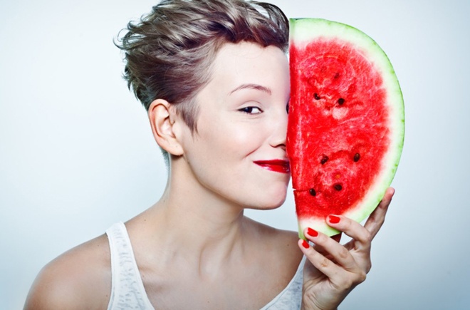 Trong khi dưa hấu hoạt động như mộ loại kem dưỡng ẩm không chứa dầu, thấm sâu và làm dịu vùng da bị thương tổn, chuối chứa vitamin B2, B6 và B12 sẽ giúp giảm viêm, làm cho da dẻo dai và mềm mại hơn. Kết quả sẽ các vết sưng tấy và viêm da do mụn mau làm lành lặn, cũng như nốt mụn sẽ nhanh chóng biến mất nếu bạn siêng áp dụng cách làm đẹp an toàn và rẻ tiền này.
