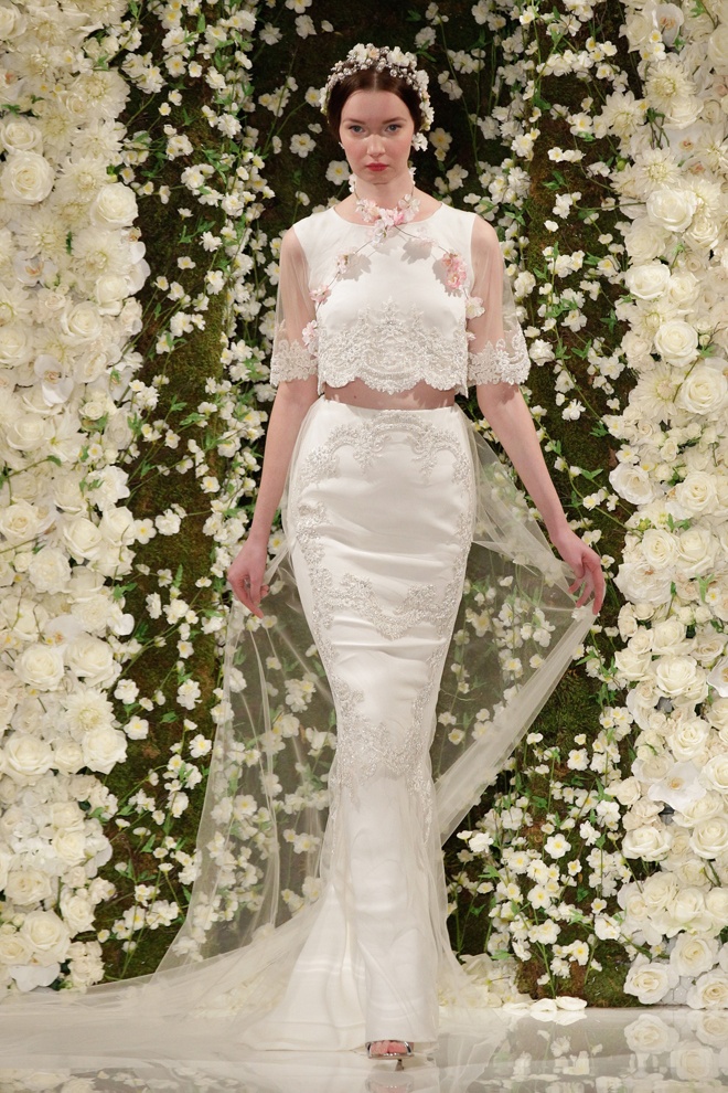  Với phần áo ngắn và chân váy cao quá rốn, áo cưới crop – top là gợi ý đáng cân nhắc cho những cô dâu có chiều cao khiêm tốn để tự tin khoe vẻ đẹp năng động, tràn sức sống.