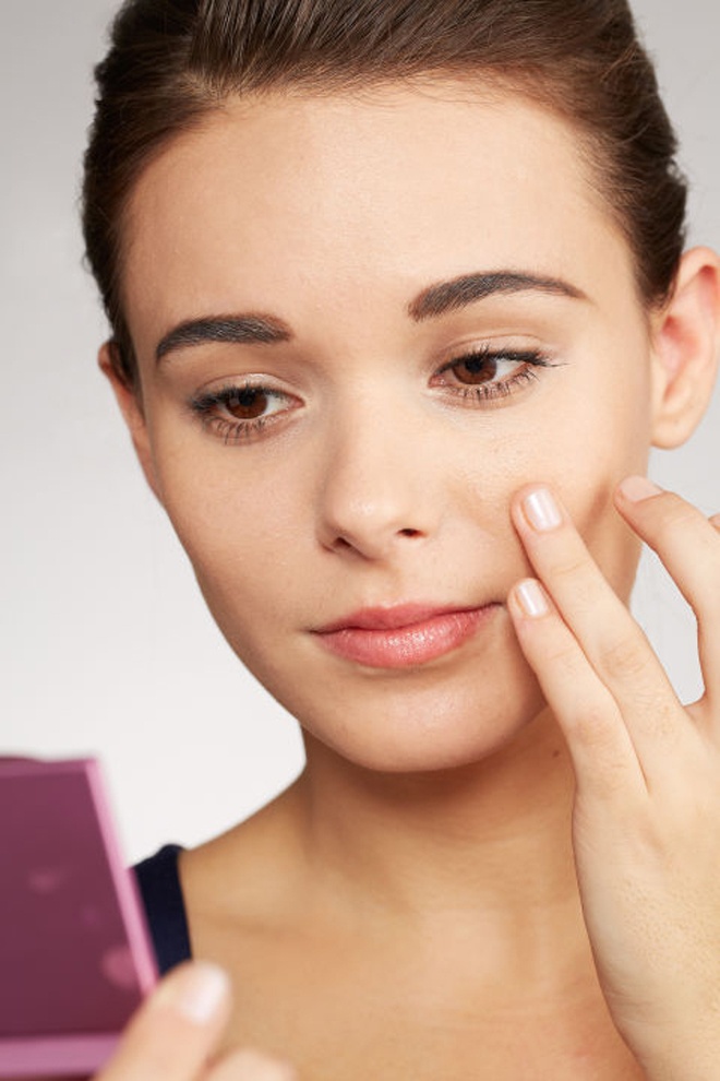 Bước 3. Dùng ngón tay đeo nhẫn nhẹ nhàng tán đều kem che khuyết điểm để kem bao phủ toàn bộ nốt mụn và vùng da xung quanh.