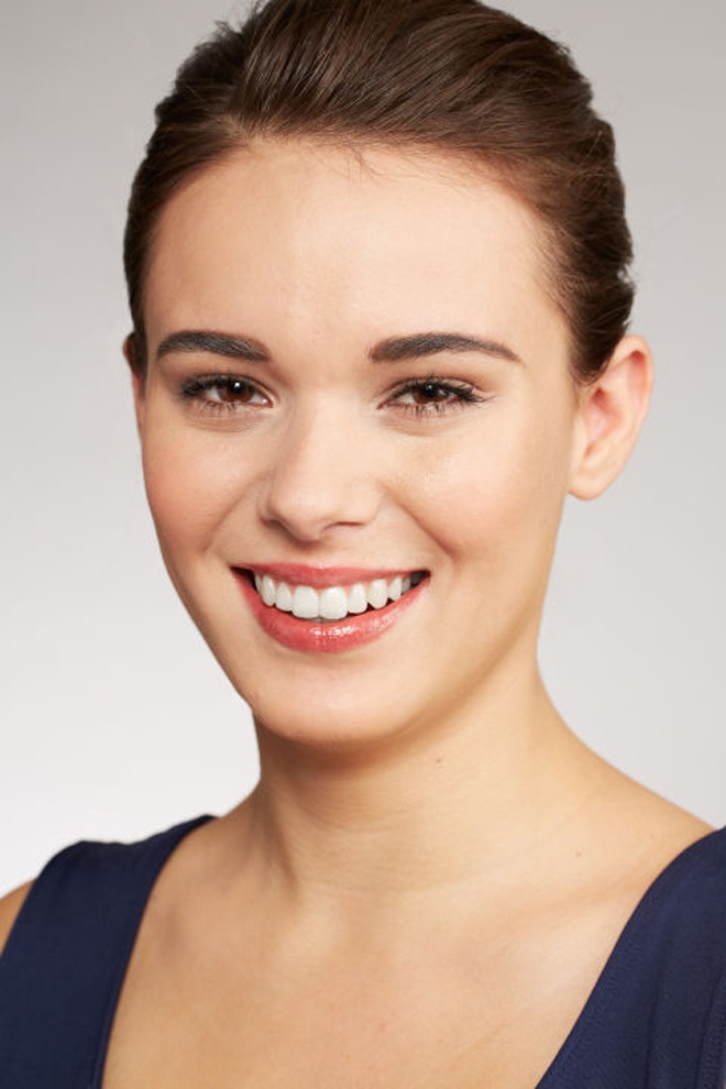 Bước 5. Kết thúc bằng việc kẻ lông mày, làm cong và phủ mascara cho lông mi, tán chút phấn hồng dạng kem rồi thoa son. Thế là bạn đã có thể che được các nốt mụn xấu xí, đồng thời nhanh chóng sở hữu vẻ ngoài tươi sáng, rạng rỡ theo kiểu trang điểm trong suốt rất được yêu thích trong mùa xuân hè năm nay.