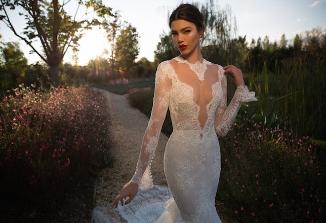  3. Váy xuyên thấu và trong suốt. Sự kết hợp tài tình giữa xu hướng mốt xuyên thấu với chất liệu vải sheer trong suốt đã mang lại vẻ đẹp độc đáo cho các thiết kế cưới 2015 của Reem Acra, Ines Di Santo, Angel Sanchez, Kenneth Pool …