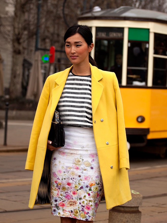 2. Màu vàng. Rực rỡ không kém đỏ là các màu sắc thuộc tông vàng. Một điểm cộng khi chọn màu vàng là dù có nước da trắng hay ngăm đen, gam màu này cũng giúp tôn da của bạn và nhanh chóng thu hút sự chú ý của người đối diện.