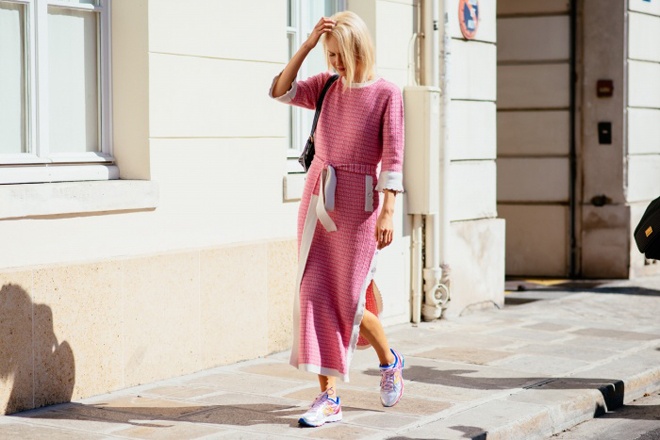 3. Màu hồng. Quay trở lại đường phố thời trang từ năm ngoái, đến năm nay các sắc hồng vẫn chưa lỗi nhịp với làng mốt. Nếu từng nghĩ hồng là “sến” và quê mùa, thì đây là lúc bạn hãy thử nghiệm cách làm mới trang phục của mình với gam màu này như các fashionista thế giới.