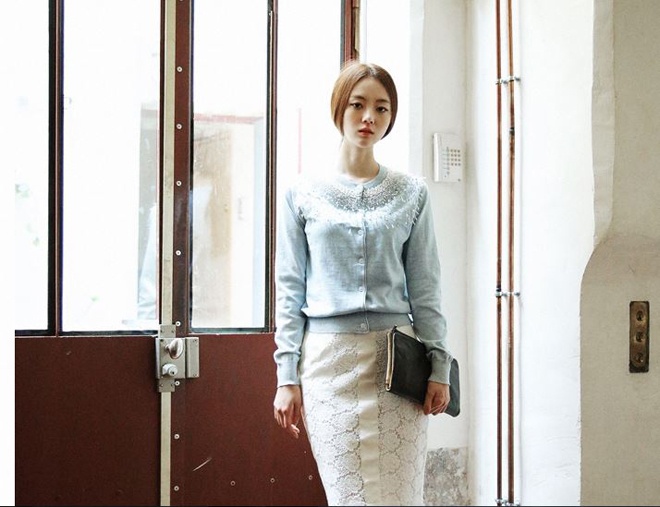 Để thật duyên dáng và nổi trội với màu sắc có phần nhạt nhòa so với các gam hồng, đỏ hay vàng, bạn hãy chọn thiết kế thật tinh tế, với nhiều đường nét trang trí sắc sảo. Đây là cách nhanh nhất  để street style của bạn trông cuốn hút hơn, dù với váy áo màu xanh pastel nhẹ nhàng.