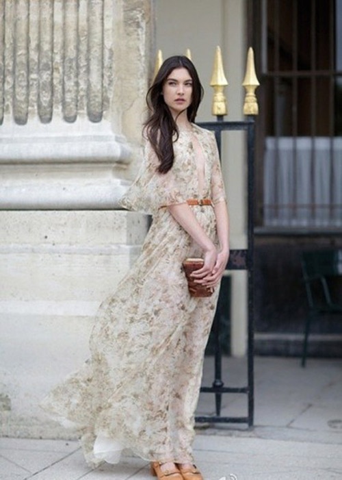 4. Váy maxi: Ngày nóng là thời điểm lý tưởng để “thả dáng” cùng kiểu váy maxi. Đây là mẫu váy lý tưởng cho những người muốn giấu đôi chân còn nhiều khuyết điểm. Bạn có thể diện váy maxi với giày thể thao, dép xỏ ngón hay những đôi sandals nhẹ nhàng. Tuyệt đối tránh giày cao gót kín mũi hay là những đôi boots nặng nề, chúng vừa không hợp thời tiết, vừa làm cho váy maxi trở nên rườm rà, nóng bức.