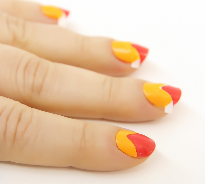 Dùng tăm bông lau sạch các vùng da bị dính sơn xung quanh móng. 