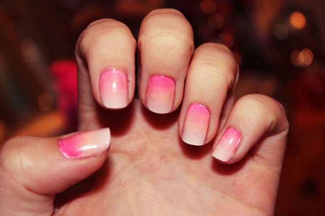 2. Nail màu loang. Nổi bật không kém kiểu nail quả cam là những chiếc móng xinh được trang trí bằng các sắc màu loang đẹp mắt. Dù các bước thực hiện kỳ công hơn, nhưng rất đáng để bạn thử nghiệm vì thành quả mang lại xem ra rất nổi bật và đầy nghệ thuật.