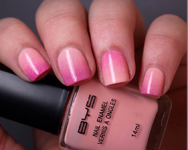 Lặp lại các thao tác tương tự cho những móng tay còn lại, bạn sẽ có ngay 1 kiểu nail màu loang thật độc và đẹp.