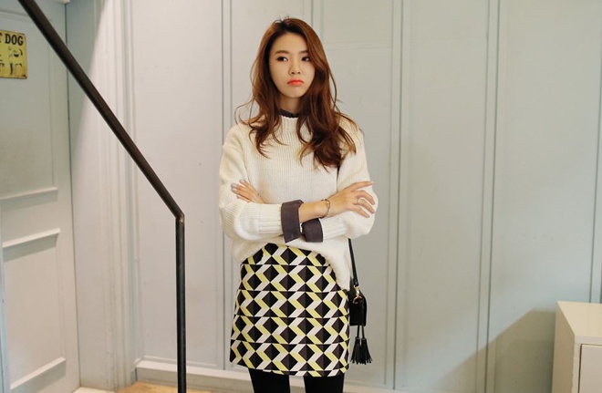 Do đã quá quen thuộc, nên váy chữ A với màu đơn sắc, kiểu dáng bình thường sẽ vô tình làm cho set đồ đi làm của bạn trở nên đơn điệu và khá nhạt nhòa. Bí quyết đơn giản để thay đổi phong cách với váy chữ A, là hãy chọn họa tiết floral hoặc hoa văn sinh động, lạ mắt như các đường kẻ sọc dọc ngang màu sắc tươi sáng, họa tiết hình học, đôi môi, trái tim, ging ham hay tua rua…, kết hợp với áo sơ mi, áo kiểu không quá cầu kỳ, có màu đối lập hoặc cùng tông màu.