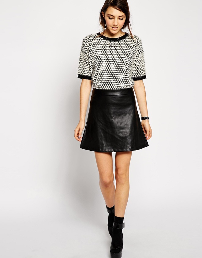 Bạn cũng có thể bắt nhịp xu hướng váy chữ A mới nhất năm 2015 bằng các chất liệu jeans nhung da bò hoặc da kết hợp bốt cao. Đây là gợi ý đáng cân nhắc cho những cô nàng yêu thích phong cách thoải mái, năng động nơi công sở.