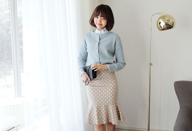 5. Váy đuôi cá. Những chiếc váy có phần thân trên ôm sát và xòe rộng phía dưới đã được các tín đồ yêu chuộng vài năm gần đây, và đến nay vẫn còn nguyên sức hút. Do đó, đầu tư 1 chiếc váy đuôi cá sẽ là lựa chọn khôn ngoan để bạn trông thật sành điệu và hợp thời trang trong công sở.