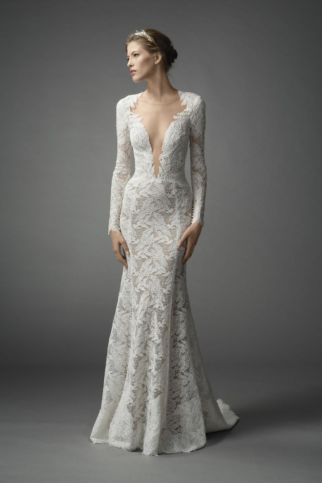  3. Với cô dâu có vòng 1 lớn, cánh tay to. Khuyết điểm ngoại hình này rất thường gặp ở các nàng dáng quả táo, và một lần nữa những thiết kế cổ chữ V sẽ phát huy tác dụng, giúp bạn nhanh chóng sở hữu vẻ ngoài thon thả và tự tin hơn.