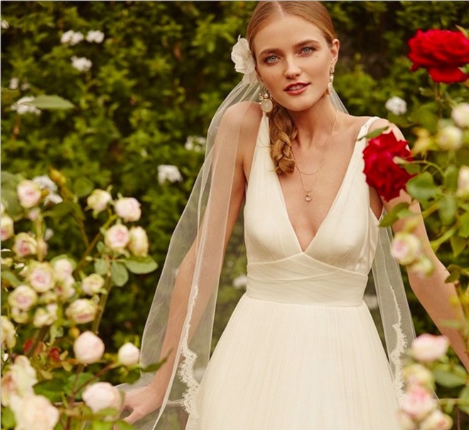 Váy cưới cổ chữ V xẻ sâu sẽ thu hút sự chú ý của người khác vào phần ngực quyến rũ và nữ tính nhất của bạn, thay vì bờ vai và cánh tay to. Khi chọn váy chữ V, bạn cũng cần lưu ý không chọn các kiểu dây áo quá mảnh, trang trí quá cầu kỳ vì sẽ gây tạc dụng ngược, làm khu vực này trông lớn và thô hơn.