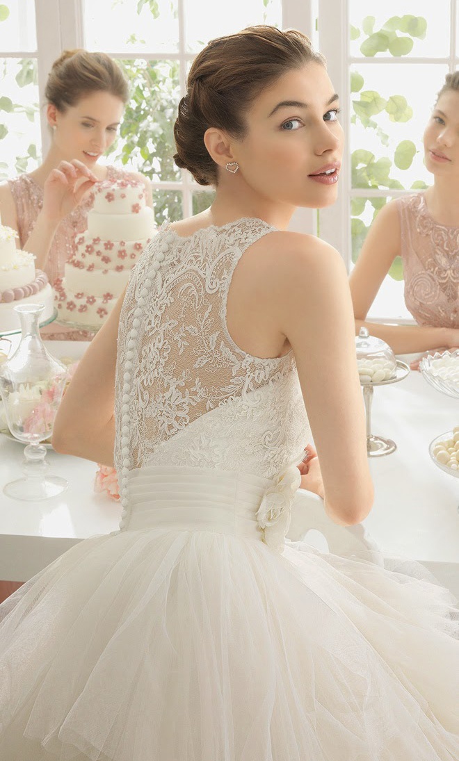 Cách tốt nhất để tránh tốn thời gian, công sức và tiền của mà vẫn không sở hữu được  chiếc váy cưới như ý là tận dụng các họa tiết, đường trang trí trên váy áo nhằm khắc phục khuyết điểm vòng 1 hoặc hướng sự chú ý vào các khu vực khác trên cơ thể. Đây cũng là bí quyết rất hữu ích mà những cô dâu sành thời trang thường áp dụng trong ngày vui trọng đại của mình.