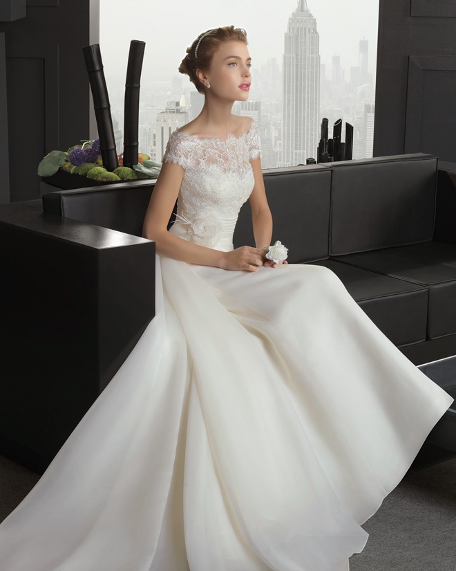 Nếu là cô nàng bé hạt tiêu, bạn hãy tập trung các điểm nhấn nhá và họa tiết trang trí cho toàn bộ vùng ngực, cũng như hạn chế tối đa các đường bèo nhún, xếp nếp ở phần thân dưới, vì sẽ làm lộ rõ chiều cao khiêm tốn của mình.