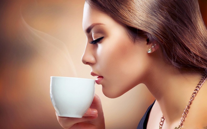 Uống cà phê mỗi ngày là một trong những nguyên nhân làm môi bạn dễ bị thâm và sạm màu.