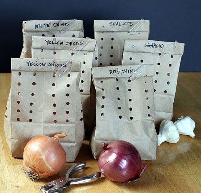 5. Tỏi và hành tây sẽ tươi lâu ít nhất hai tháng nếu được bảo quản trong túi giấy.Bảo quản tỏi và hành tây trong túi giấy có đục lỗ.