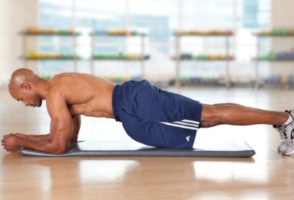5. The extended plank: (Đo sàn mở rộng): Bước 1: Bắt đầu với tư thế chống đẩy, nhưng gập cánh tay, tỳ khuỷu tay xuống đất và dồn trọng lượng lên cánh tay và ngón chân đặt trên sàn. Bước 2: Giữ vững vị trí này với lưng thẳng và cố gắng thở bình thường trong vòng 30 giây. Ảnh: Webmd.