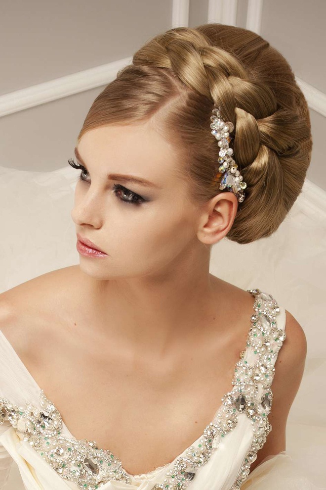 Kết hợp giữa kiểu tóc búi sang trọng và tóc tết bím lãng mạn là cách nhanh nhất để cô dâu sở hữu vẻ đẹp duyên dáng khiến ai cũng phải xuýt xoa trong ngày vui khó quên của mình.