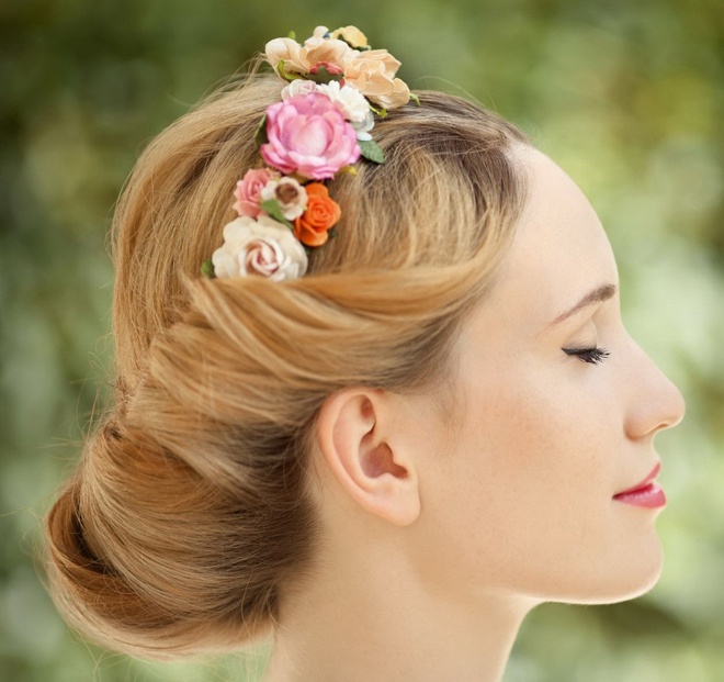 Một kiểu tóc búi xoăn kèm vòng hoa rực rỡ rất thích hợp cho cô dâu ít tóc cũng như sẽ giúp bạn nổi bật hơn trong các bức ảnh chụp ngoại cảnh.