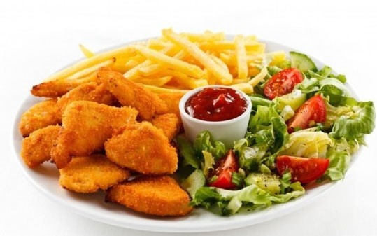 1. Chất béo chuyển hoá: Những món ăn như khoai tây chiên, bánh rán và bơ thực vật có thể ngầm phá hoại khả năng thụ thai của bạn.