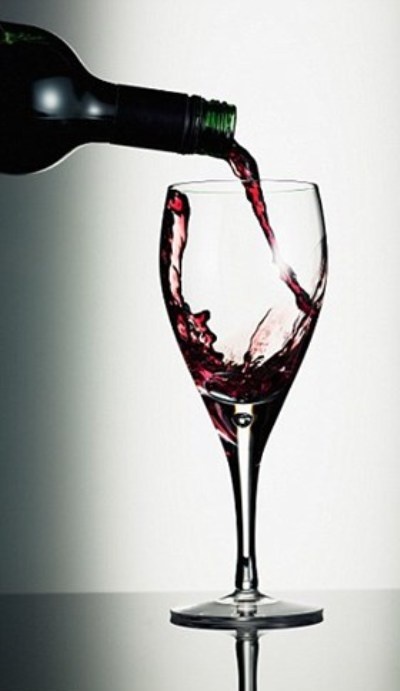 Rượu vang đỏ. Rượu vang đỏ có thể tăng lưu lượng máu, giúp bạn thư giãn và giảm stress, nhưng nó chỉ phát huy hiệu quả nếu bạn chỉ nhấm nháp một lượng nhỏ.