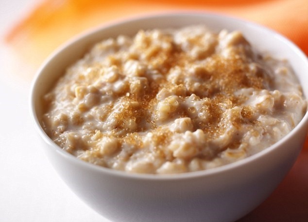 Bột yến mạch. Bột yến mạch có tác dụng giảm căng thẳng, đủ năng lượng và giảm cân. Tuy nhiên, nếu ăn có nhiều, thực phẩm giàu chất xơ này có thể khiến bạn bị đầy hơi.