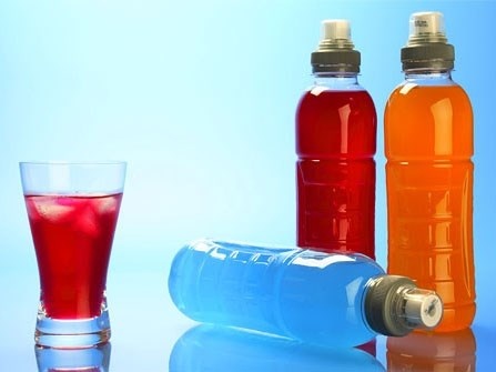 Đồ uống tăng lực. Loại đồ uống này có chứa đường, màu sắc và hương vị nhân tạo, dù có thể khiến bạn cảm thấy đầy đủ năng lượng nhưng chỉ trong một thời gian ngắn nó có thể khiến cơ thể bạn quay trở lại trạng thái mệt mỏi ban đầu.