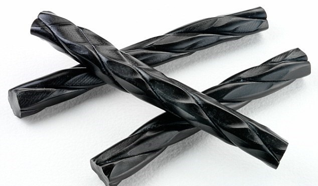 Cam thảo đen. Ăn cam thảo có liên quan đến việc giảm nồng độ hormone giới tính testosterone. Như chúng ta đã biết, hormone testosterone càng mạnh, ham muốn tình dục càng tăng lên, kể cả ở nam giới và phụ nữ, do đó hãy tránh xa đồ ăn này nếu không muốn phá hỏng chuyện ấy.