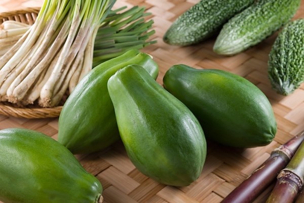 6. Đu đủ: Cũng như cà rốt, đu đủ là thực phẩm giàu dinh dưỡng, giàu vitamin rất tốt cho sức khỏe cũng như việc làm đẹp của chị em phụ nữ, tuy nhiên trong đu đủ có chứa enzym papain là loại enzym có tác động đến protein progesterone (trong khi progesterone giúp cơ thể thụ thai, điều hòa chu kỳ kinh nguyệt hằng tháng) dẫn đến khó thụ thai.