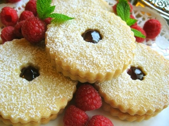 9. Carbohydrate tinh chế: Việc dùng quá nhiều carbohydrat tinh chế như bánh mì tươi, bánh cookies, bánh cracker và đường cũng có thể gây ra rắc rối cho bạn.