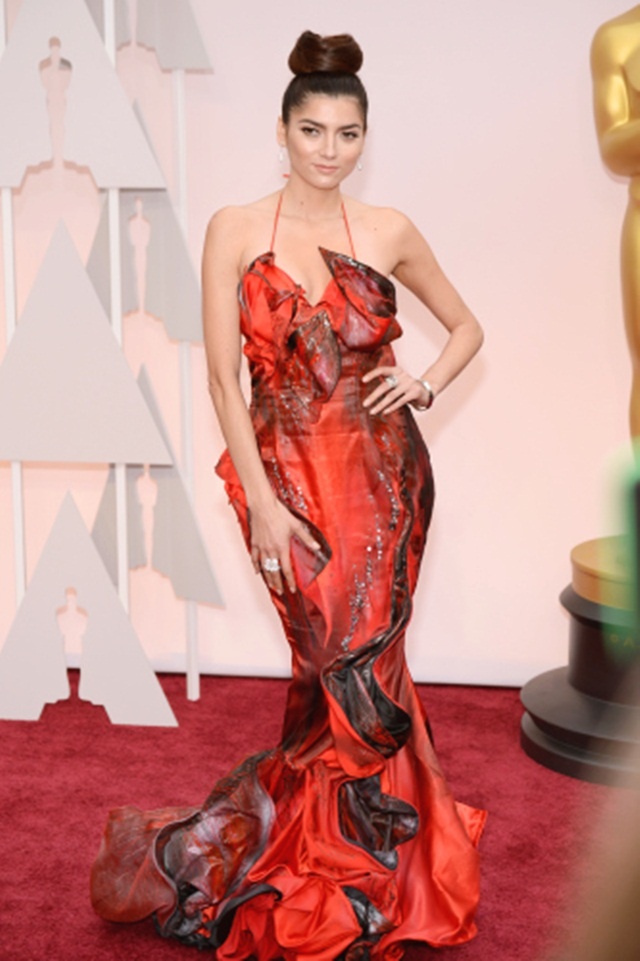 Nữ diễn viên Blanca Blanco mặc váy của Quỳnh Paris trên thảm đỏ Oscar.