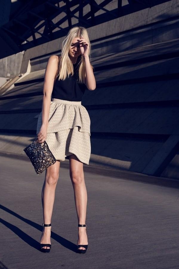 2. Dáng quả táo: Dáng người quả táo thường khá khó chọn đồ vì sự tròn trĩnh của bạn. Vậy nên, khi chọn váy, bạn nên chọn chân váy có eo cao và bó. Tốt hơn hết, đó nên là những chiếc chân váy xòe cạp cao. 