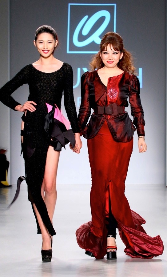 Quỳnh Paris và người mẫu Quỳnh Châu trên sàn diễn New York Fashion Week.