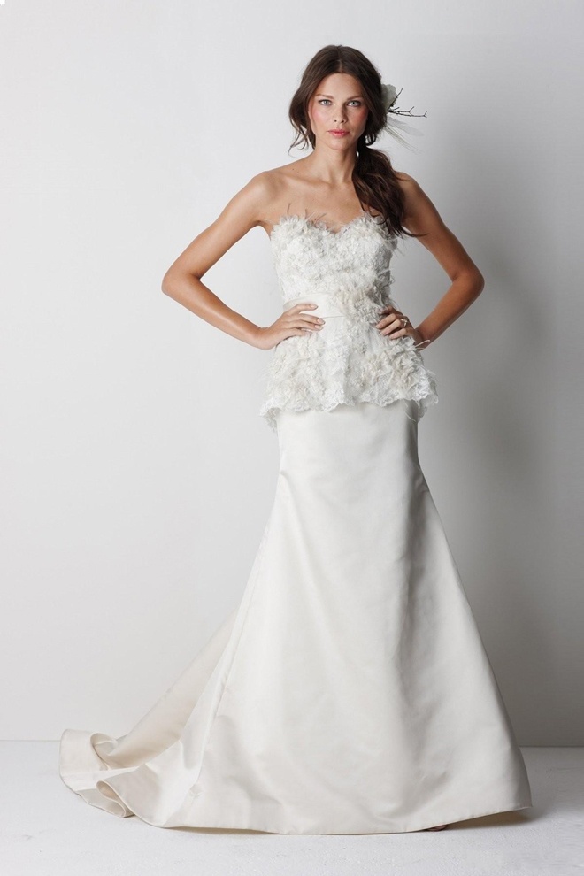 Có thêm 2 lý do để bạn chọn váy cưới peplum cho ngày vui đáng mong đợi của mình. Một là váy peplum đang là xu hướng thời trang cưới nóng hổi nhất nhì năm 2015. 